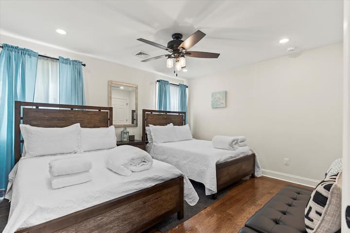 الطابق العلوي، سريران كاملان