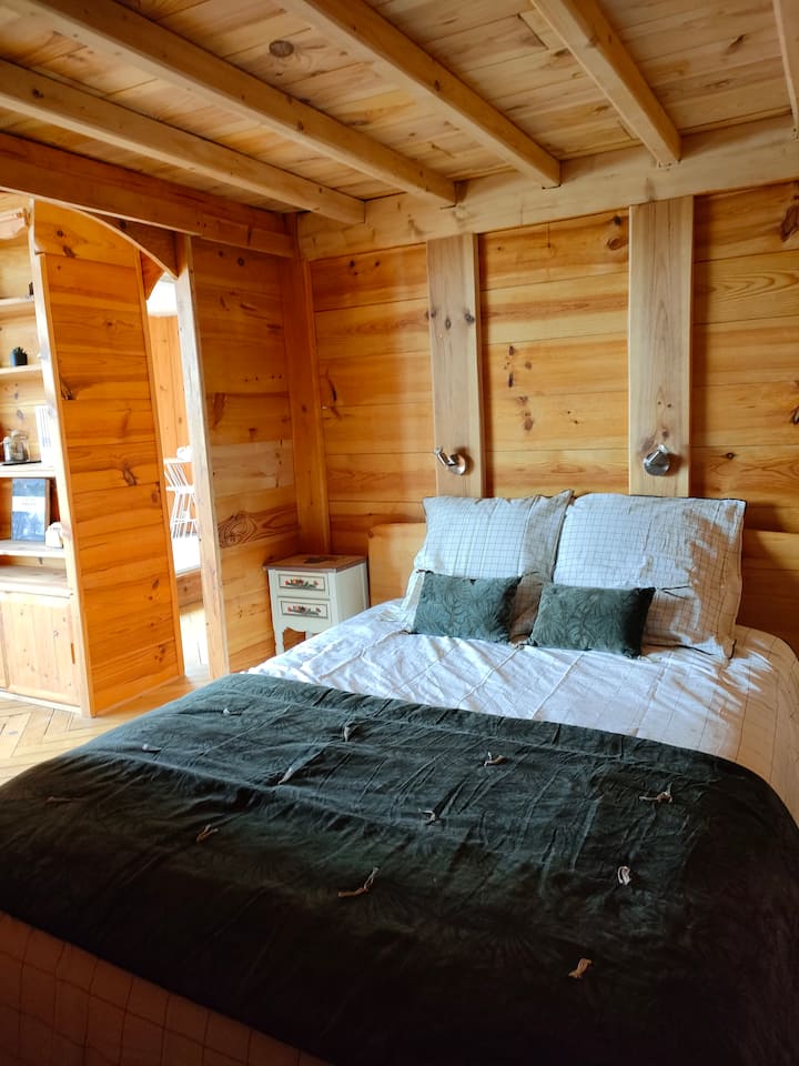 Chumba cha 2 cha kulala, kama vile nyumba ya mbao, chenye hifadhi nyingi za nguo