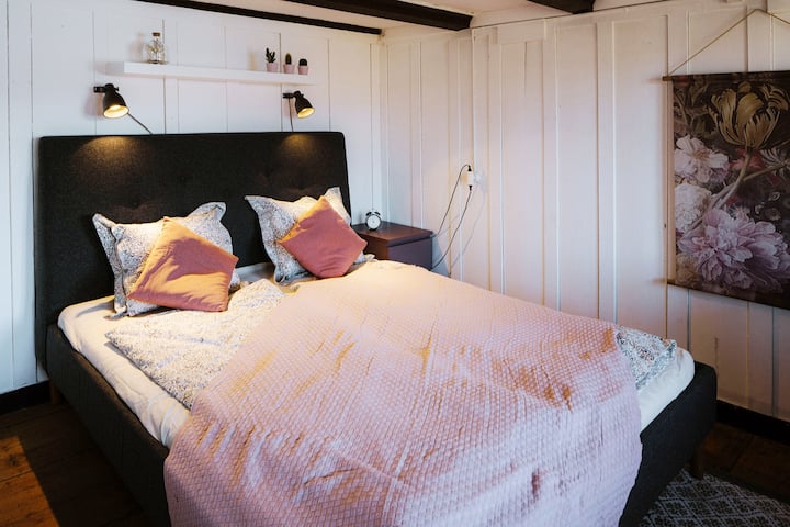 Спална соба со многу љубов кон деталите.