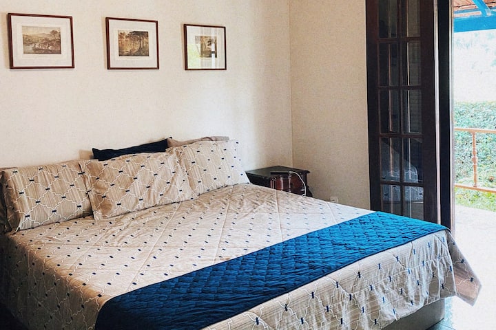 Habitación cómoda con cama de tamaño king, colchón Ortobom, ropa de cama y almohadas de primera calidad.