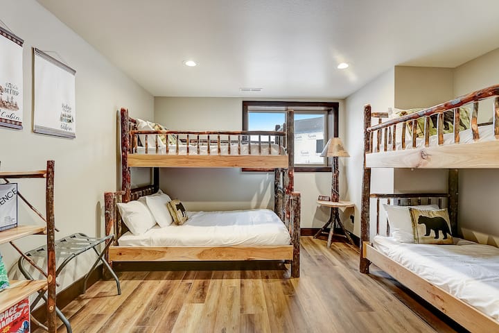 Cuarto dormitorio con camas individuales sobre literas completas