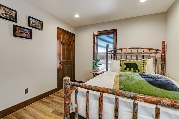 Tercer dormitorio con cama tamaño queen