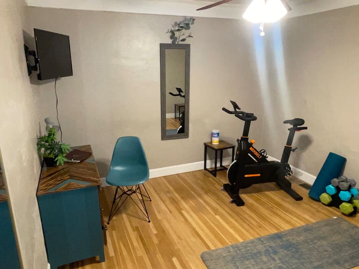 ห้องนอน 4: ห้องทำงานและห้องออกกำลังกายที่นอนเป่าลมในตู้เสื้อผ้า