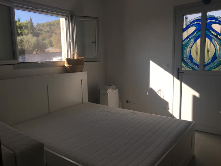 חדר שינה 3 עם מיטה זוגית ושידה. 
דלת שמובילה למרפסת משותפת עם הסלון.
מיזוג אוויר נייד. רדיאטור.