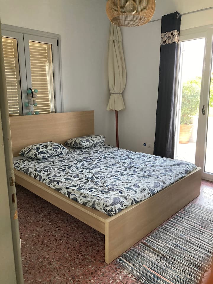 חדר שינה 1 עם מיטה זוגית וארון. 
דלת חלון המובילה למרפסת משותפת עם חדר שינה 2.
מאוורר רק לא מיזוג אוויר.
רדיאטור