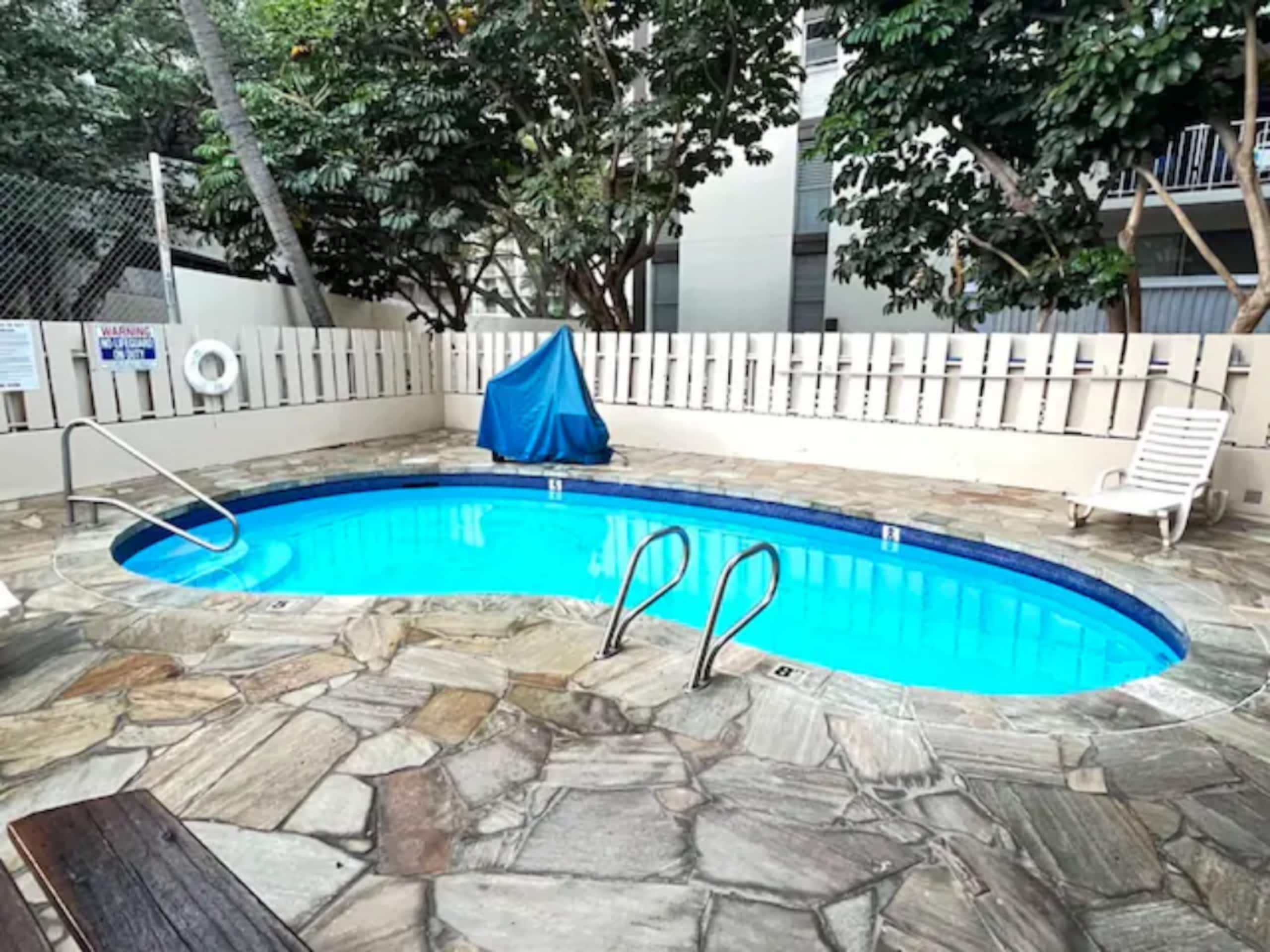 Condo in Honolulu · ★4.73 · Studio · 1 bed · 1 shared bath - Image 2