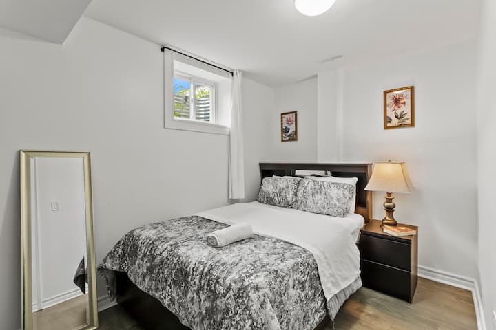 Plne zariadená spálňa s manželskou posteľou.