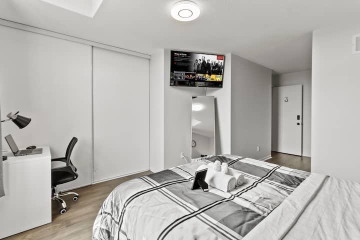 Hlavná spálňa s manželskou posteľou, 60-palcovou inteligentnou televíziou, študijnou stanicou a vlastnou kúpeľňou.