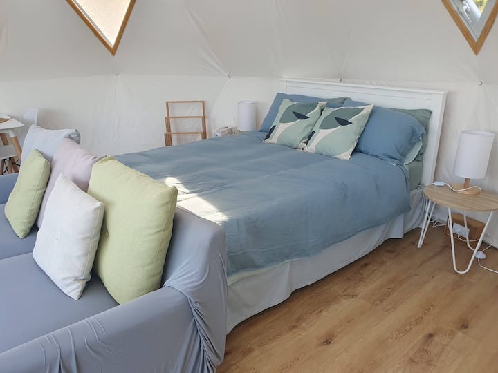 Le lit queen size est très confortable. Vous pouvez vous allonger, lever les yeux et regarder les nuages rouler ou descendre les gouttes de pluie ou les étoiles la nuit.