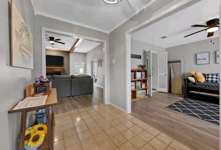 Upon entering, you'll find a welcoming table on the left, the living room straight ahead, and to the right, a family room equipped with games, a trundle bed, and a desk.
