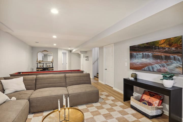 Игрална зала на долния етаж за забавление и релаксация 