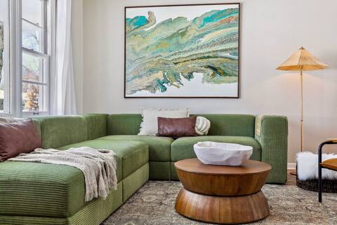 *NEW* Contemporary Cozy Stay + Hot Tub near MOA