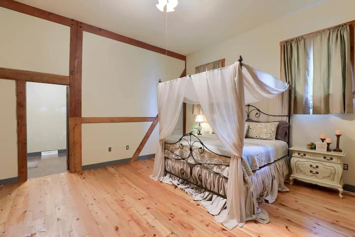 Lujosa cama con dosel en el dormitorio principal.