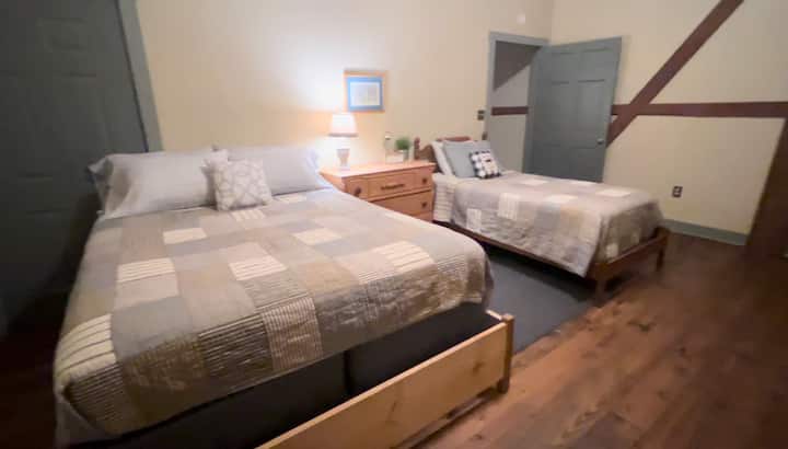 Dormitorio en la planta superior, una cama tamaño queen y una cama individual. 
