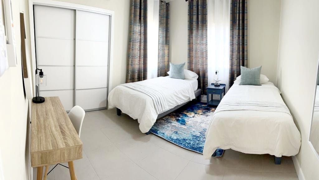 Jednoduchá, ale elegantná sekundárna spálňa s oddelenými posteľami. Lôžka môžu byť na požiadanie o rezerváciu pripevnené tak, aby vytvorili extra veľkú manželskú posteľ.