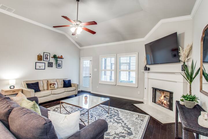 Panther City Paradise ~ Resort Pool & Spa! gallery image 4