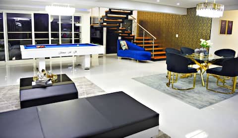 Spacious Luxury PH- Jacuzzi. Pool Table, Bar, Gym