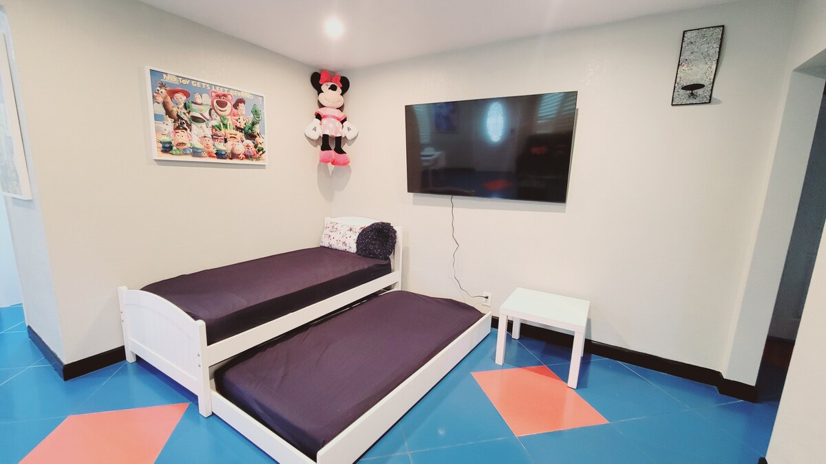 Sofá cama en la sala de estar 