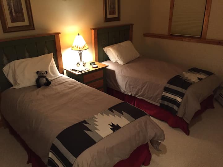 Ორადგილიანი ოთახი - იძინებს 2 ადამიანი და მოთხოვნისამებრ შეიძლება გადაკეთდეს მეფედ.