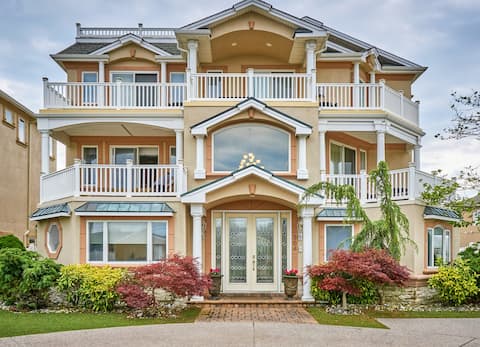 Luxury Beach Mansion-8 BR, Baths+Pool. Sleeps 18