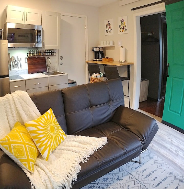 Modern petfriendly suite in Valley w/ shared yard Apartments for