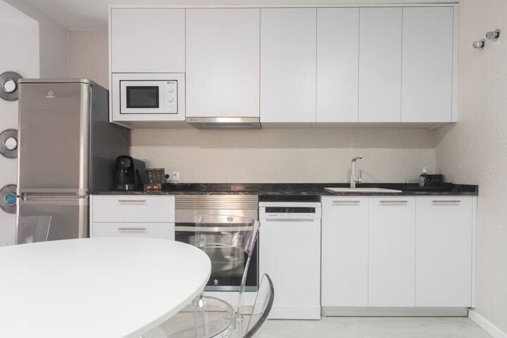 Modern beachside apartment gallery image 5