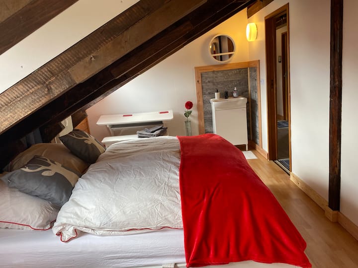 Соба Бела, има двајца во кревет со димензии 180x200 м (брачен кревет)