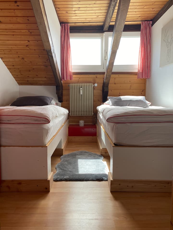 Двокреветна соба на горниот кат, може да се спие 2 во 2 единечни кревета