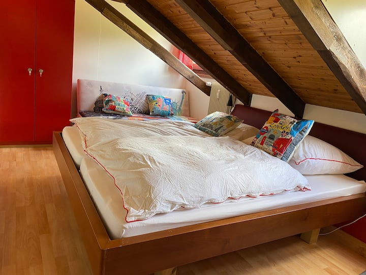 Спална соба на горниот кат, Космо, спие 2 во кревет со брачен кревет (брачен кревет) од 180x200m. Каучот е кауч за спиење за еден.