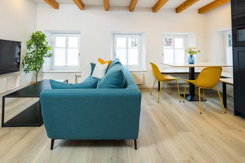New, bright & stylish king bed flat at city wall