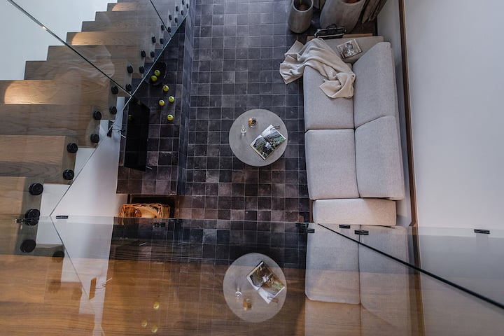 เพลิดเพลินกับความหรูหราและความสะดวกสบายของพื้นที่นั่งเล่นขนาดใหญ่ของเราด้วยความสวยงามที่ทันสมัยสีสันที่สวยงามและวิวที่ทำให้คุณหยุดหายใจ