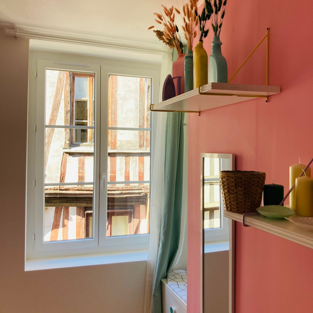 Erfolgreiche Airbnb-Immobilie: Hyper historic center - The most colorful studio in Seine Maritime