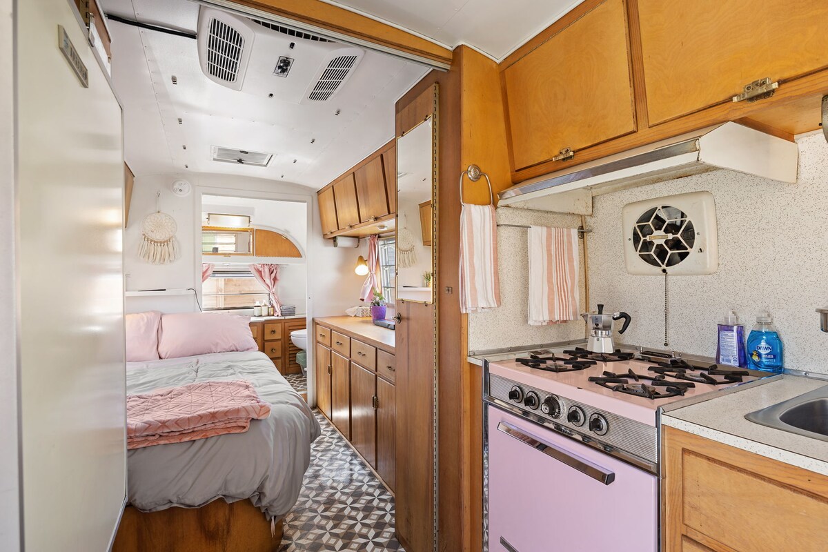 Vintage 1963 Airstream/Avion Glamping Abode