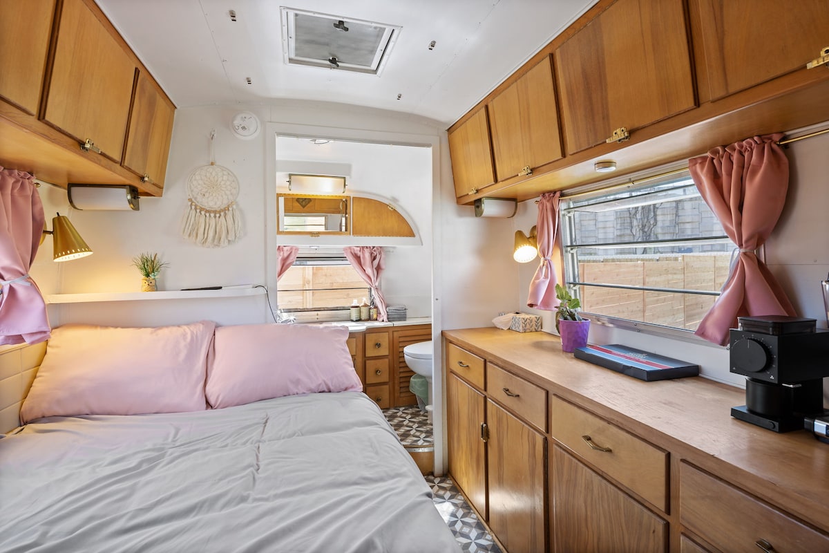 Vintage 1963 Airstream/Avion Glamping Abode