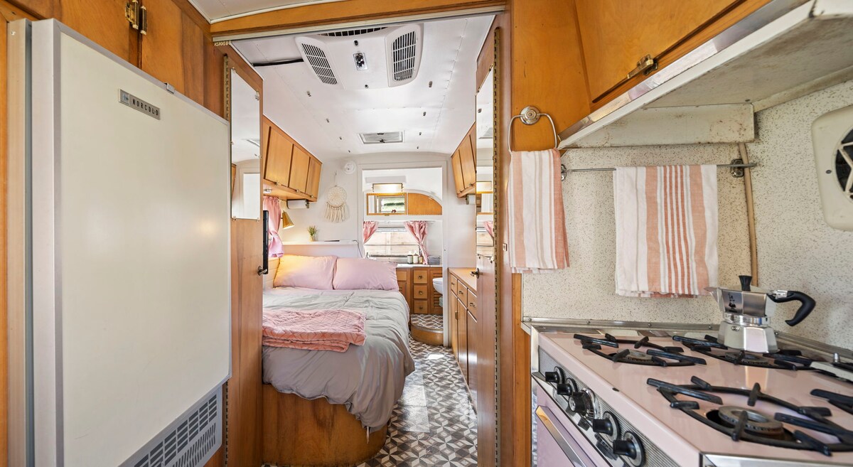 Vintage 1963 Airstream/Avion Glamping Abode