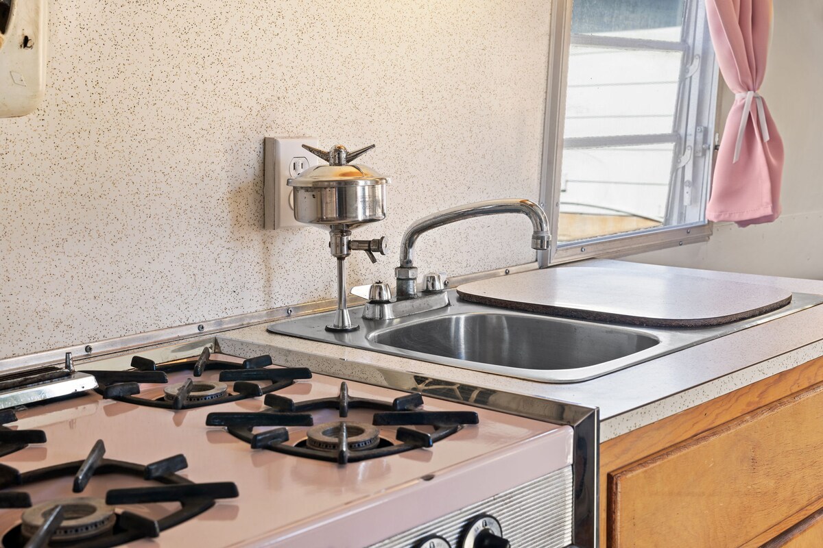 Vintage 1963 Airstream/Avion Glamping Abode