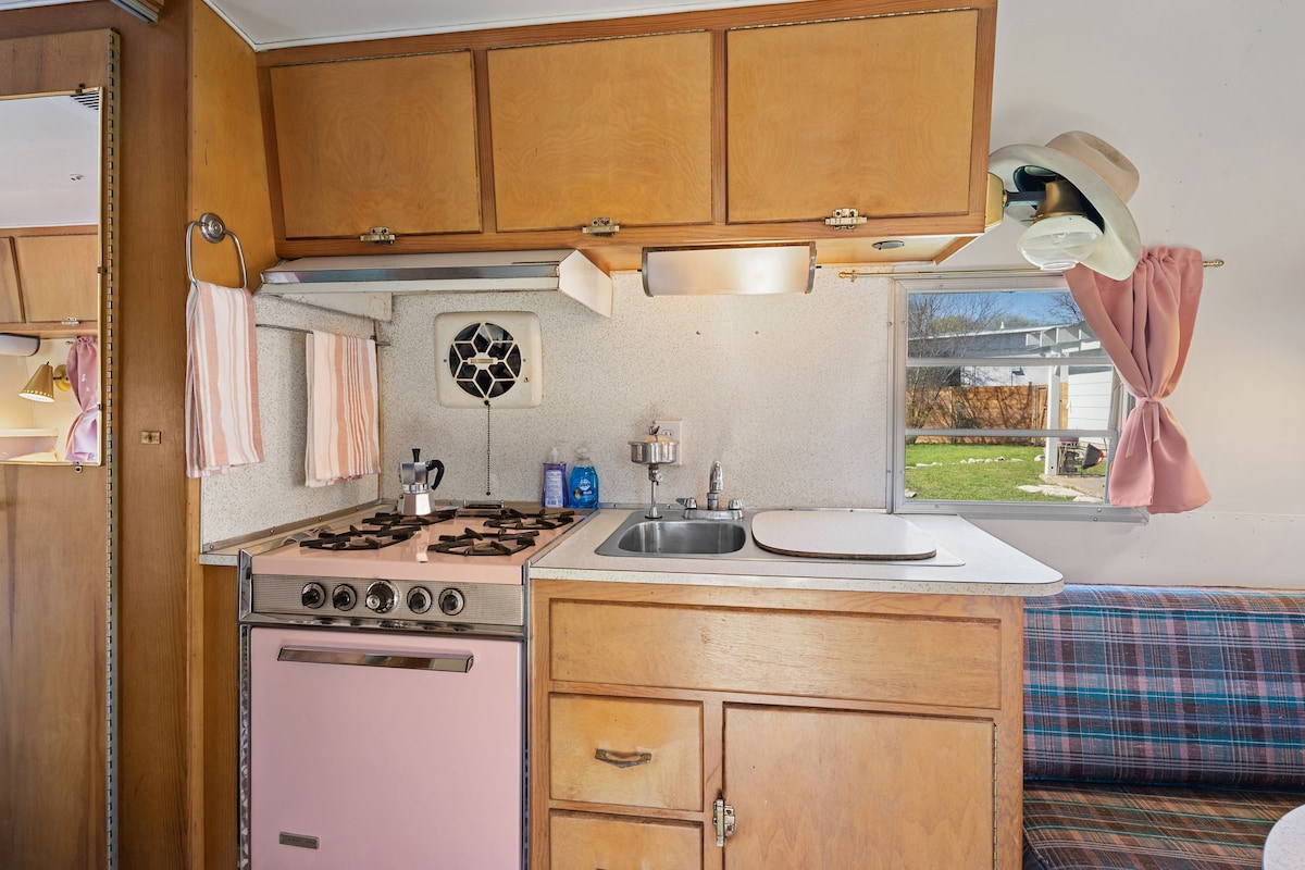 Vintage 1963 Airstream/Avion Glamping Abode