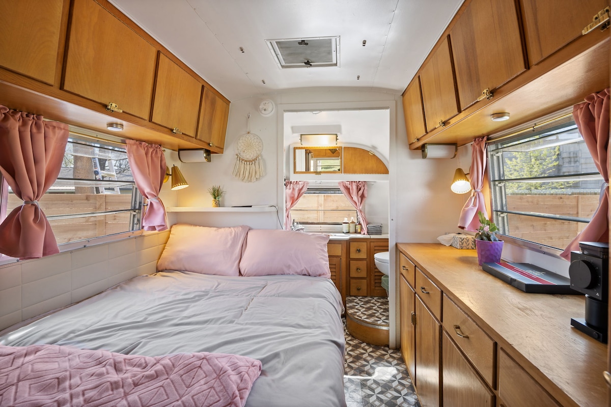 Vintage 1963 Airstream/Avion Glamping Abode