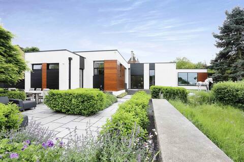 Modern Oasis: 4 Bed Retreat