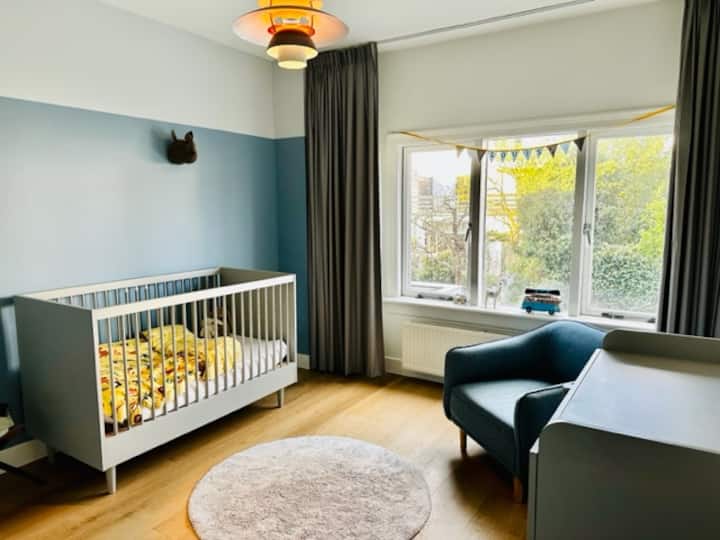 Საძინებელი 4 - საბავშვო საწოლით. Სტუმრის საწოლის განთავსება შესაძლებელია მოთხოვნისამებრ.