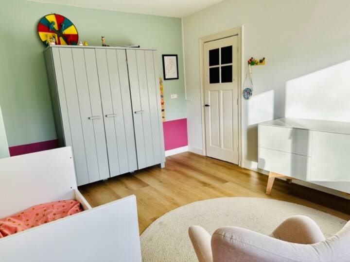 Საძინებელი 3, წინა პირველ სართულზე. Არის ერთადგილიანი საწოლი ბავშვისთვის განკუთვნილი საძილე უჯრით. 

Მოთხოვნისამებრ, ამ ოთახში შესაძლებელია სტუმრების ცალკე საწოლის განთავსება. 