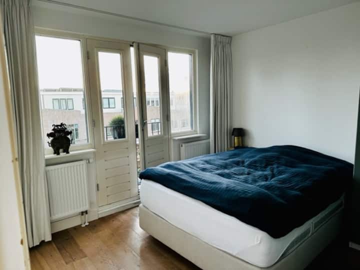 Საძინებელი 4 - დიდი ზომის საწოლით (მე-2 სართული)