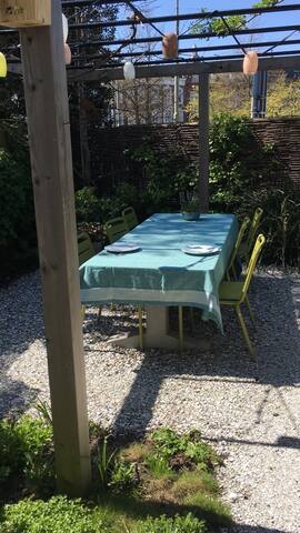 1880 Spacious cityhouse near beach, sunny garden gallery image 4