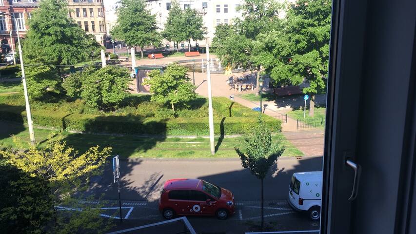 1880 Spacious cityhouse near beach, sunny garden gallery image 3