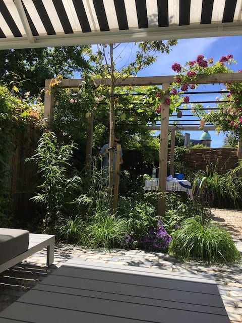 1880 Spacious cityhouse near beach, sunny garden