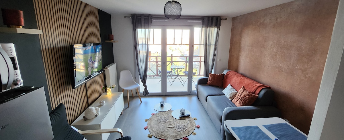 Annonce Airbnb populaire: New 2-person studio with bay view + parking and bikes à Saint Valery Sur Somme