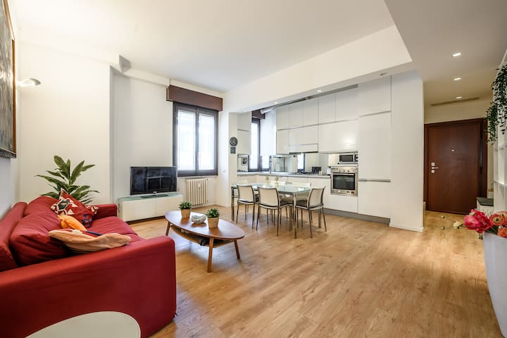 tHE Lantern Flat [Darsena] – Old Court View