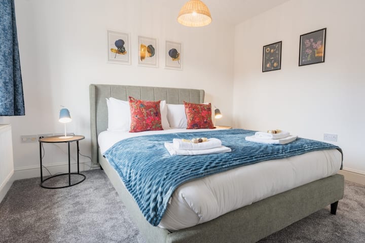 ห้องนอน 4: ล่องลอยไปนอนบนเตียงขนาดคิงไซส์ที่สะดวกสบายตั้งอยู่บนชั้นสี่ 