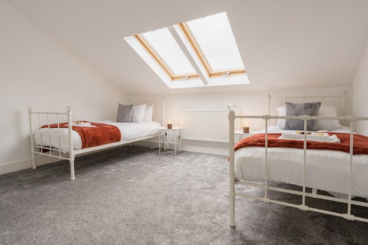 ห้องนอน 5: ห้องนอนที่สว่างและสว่างนี้มีเตียงเดี่ยวที่สะดวกสบาย 2 เตียงให้คุณได้นอน 