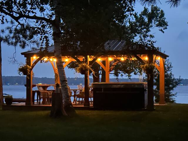 Waves Cottage Retreat Waterfront Property gallery image 5